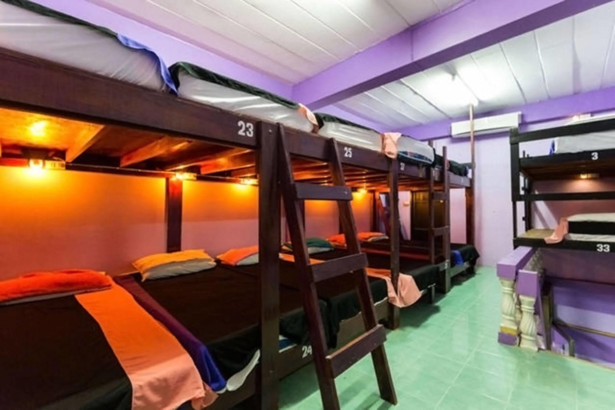Wild & Wandering Backpacker Hostel & Bar Haad Rin Extérieur photo